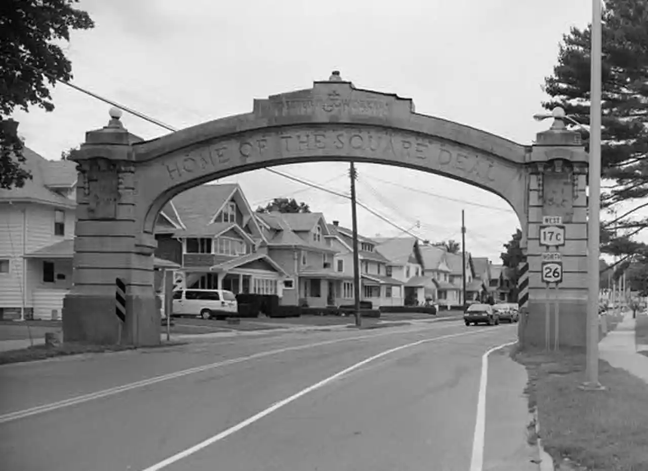 Endicott Square Deal Arch