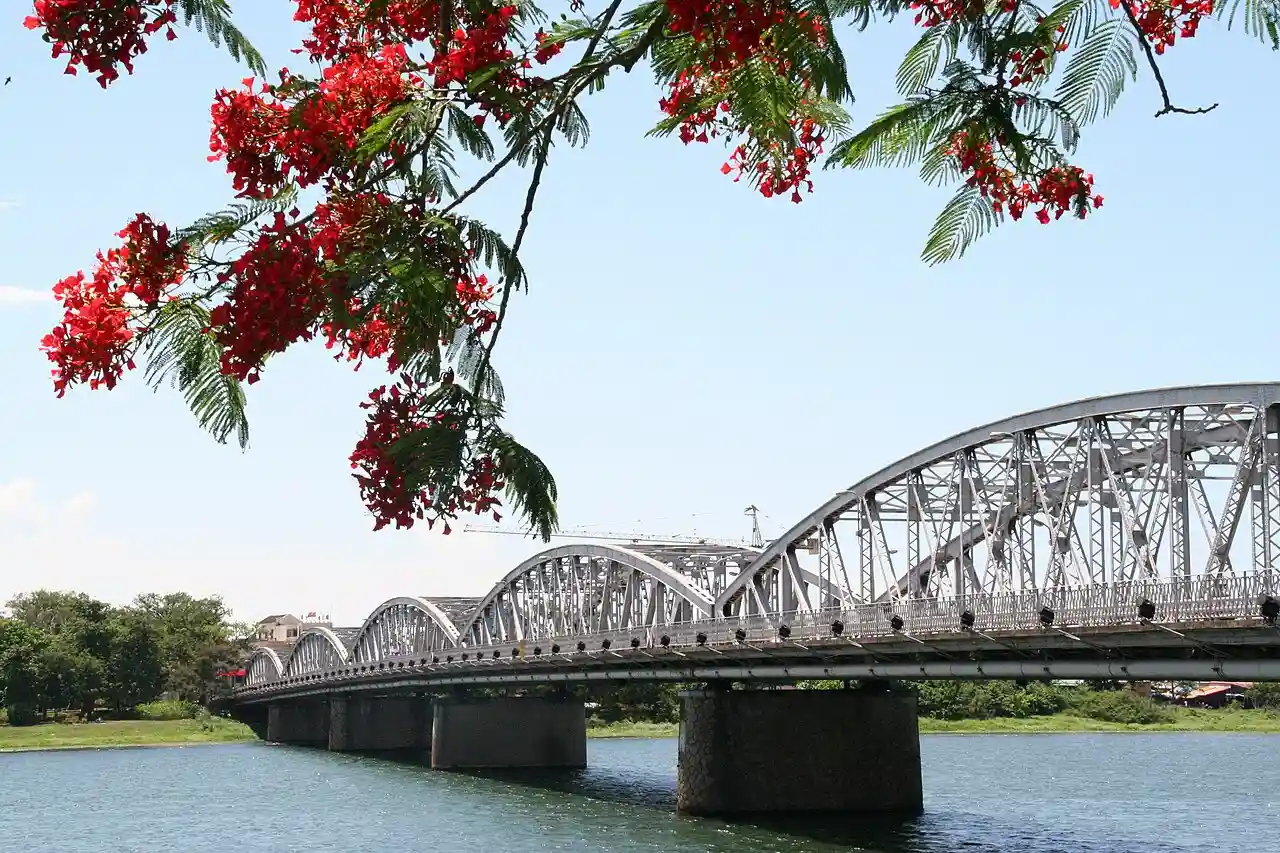 Trường Tiền Bridge