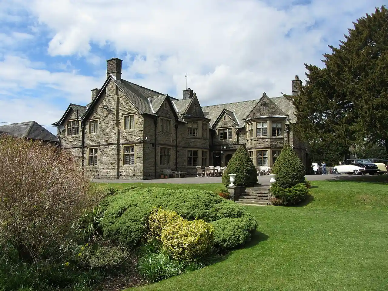 Maes Manor