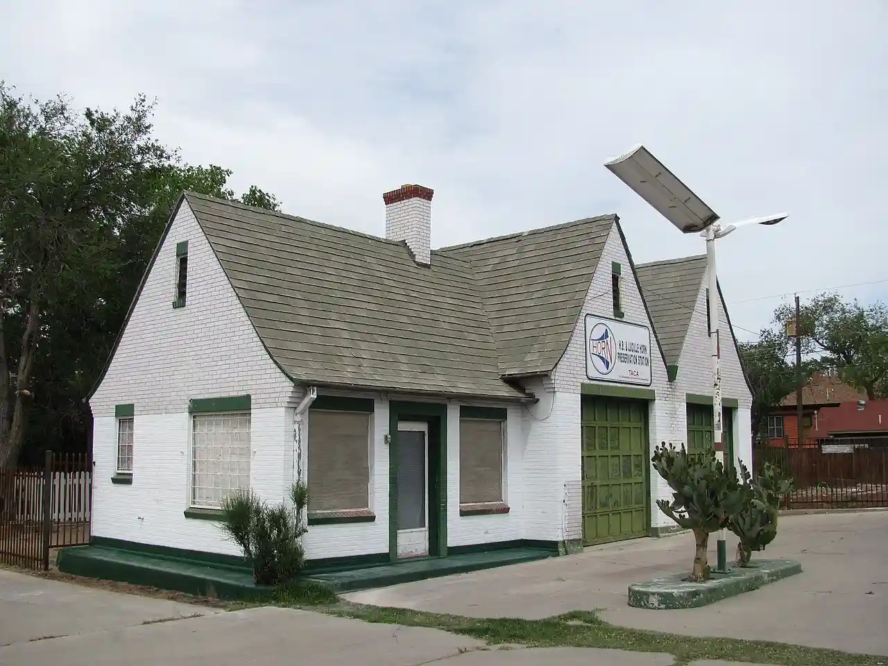 Huning Highlands Conoco Service Station