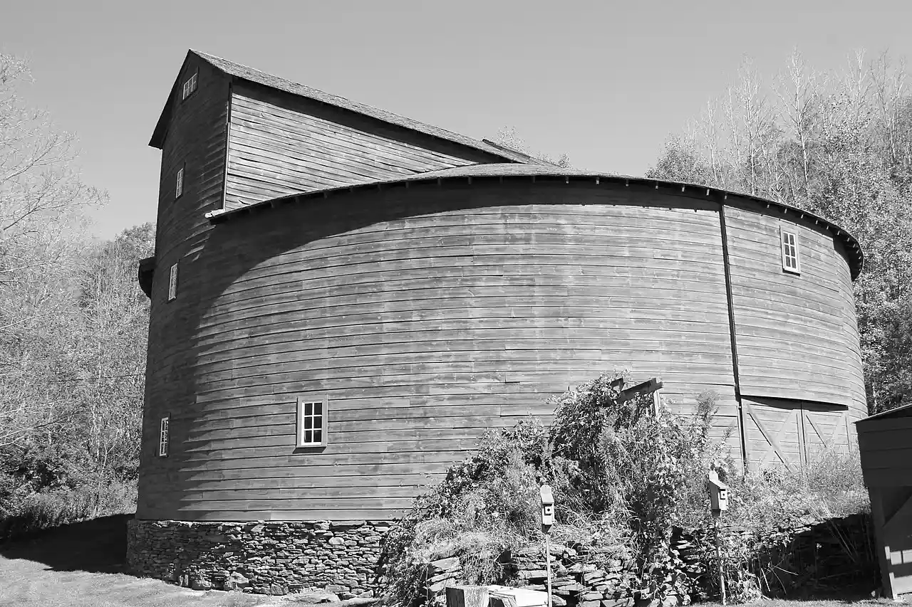 Kelly Round Barn