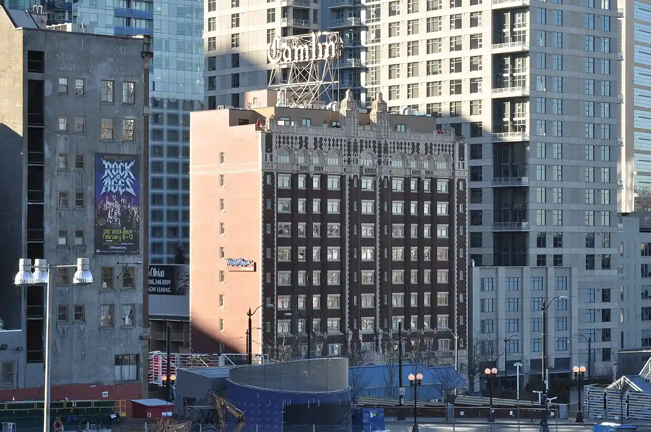 Camlin Hotel