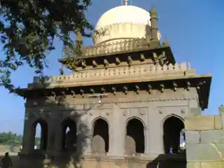 Malik Rihan Tomb, Sira