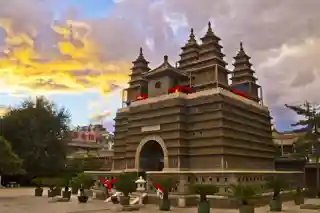 Five Pagoda Temple