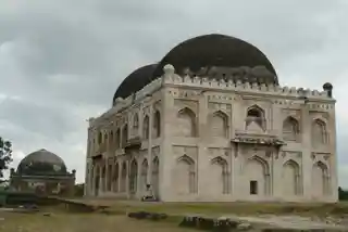 Haft Gumbaz