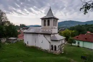 Sfinții Voievozi monastery - Baia de Aramă