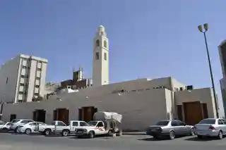 Masjid Al-Ijābah  Masjid Banī Muʿāwiyah  Masjid Al-Mubāhalah