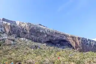 Hoq Cave