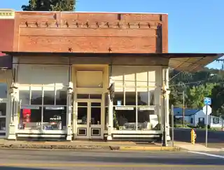 Stearns Hardware Building