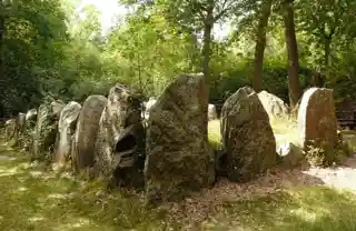 Sieben Steinhäuser