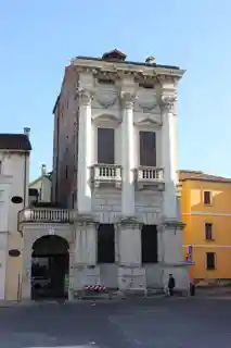 Palazzo Porto in Piazza Castello