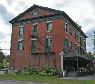 Rogues' Harbor Inn
