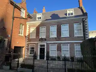 10 Precentor's Court
